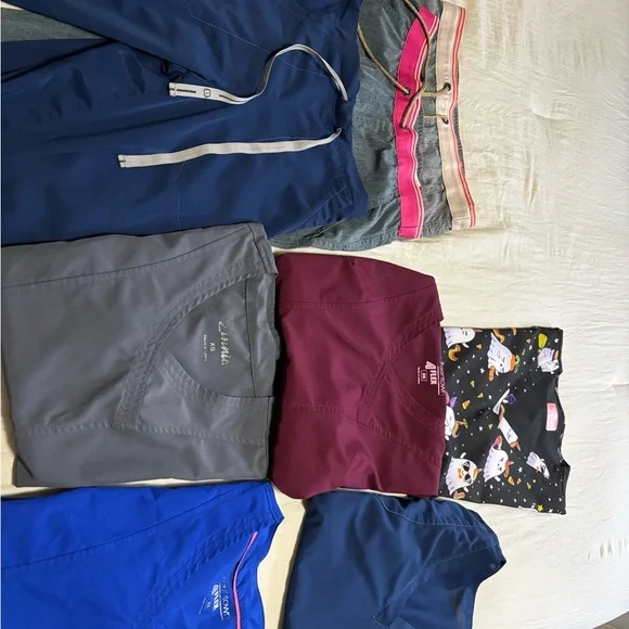 Assorted XS Scrubs - Picture 7 of 8